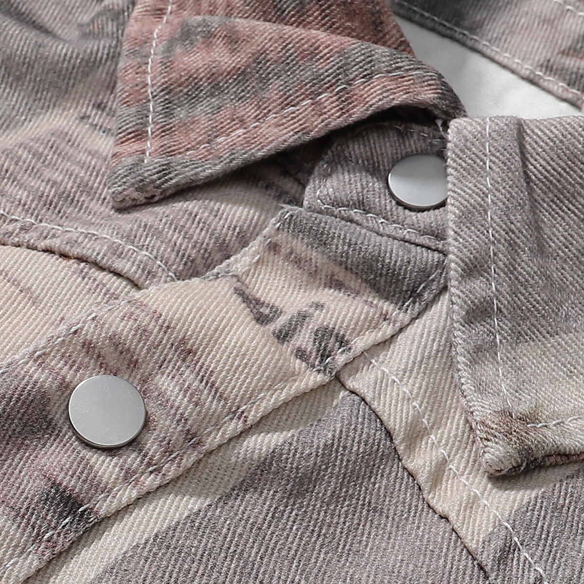 Shorts vaqueros con mariposas bordadas y adornados con perlas