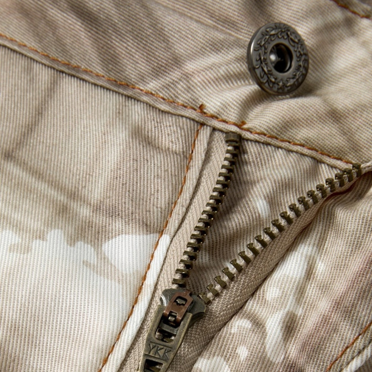 Bermudas vaqueras rasgadas con parches de camuflaje