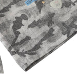 Bermudas de mezclilla desgastada con estampado de salpicaduras