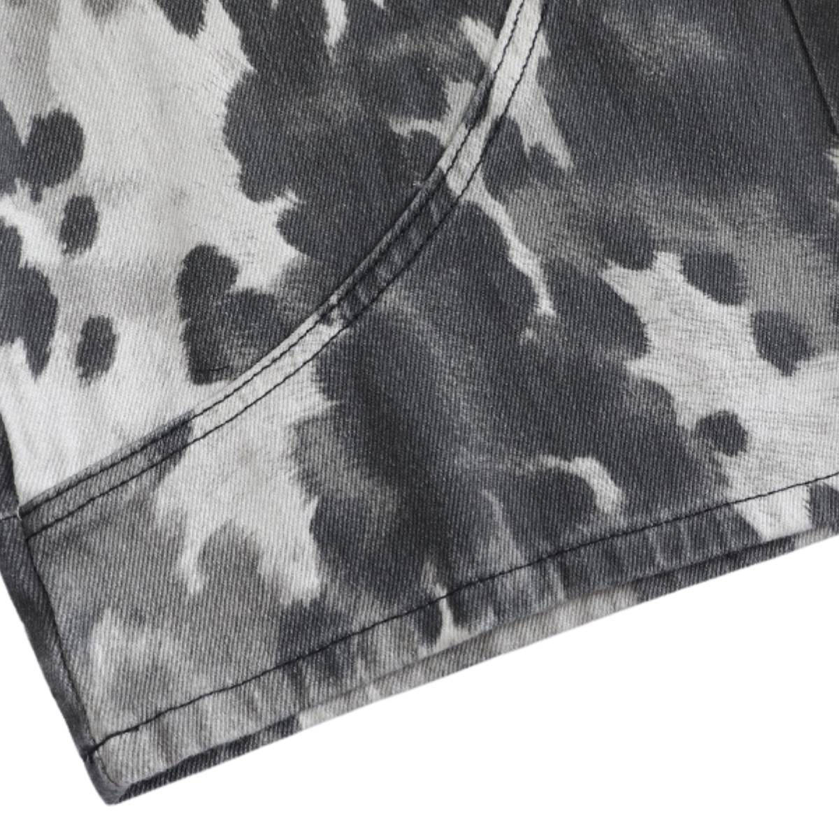 Bermudas de mezclilla desgastada con estampado de salpicaduras