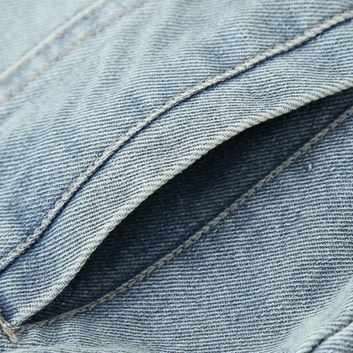 Shorts vaqueros con mariposas bordadas y adornados con perlas