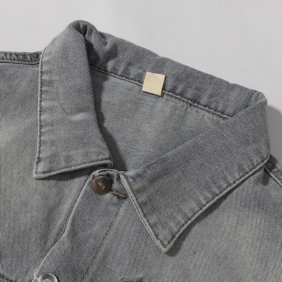 Shorts vaqueros con mariposas bordadas y adornados con perlas