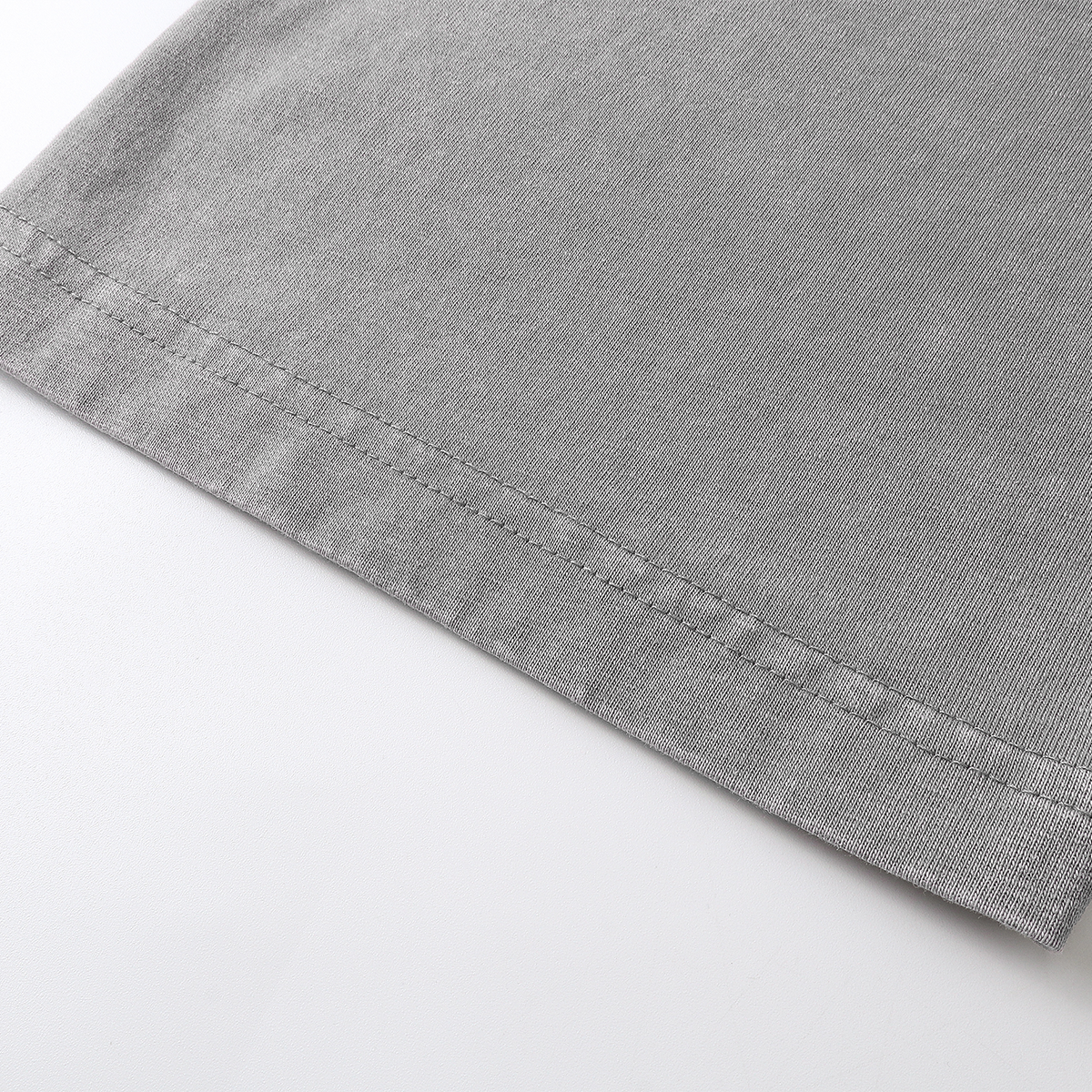 Camiseta Batik Vintage Lavada con Cuello en V de 7.5 oz