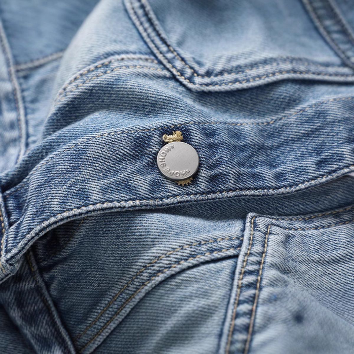 Shorts vaqueros con mariposas bordadas y adornados con perlas