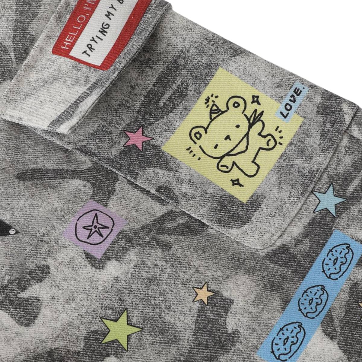 Bermudas de mezclilla desgastada con estampado de salpicaduras