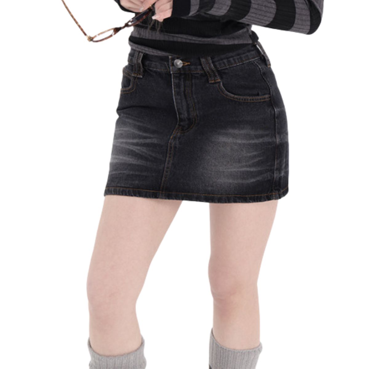 Falda vaquera con bordado de perlas y lavado vintage