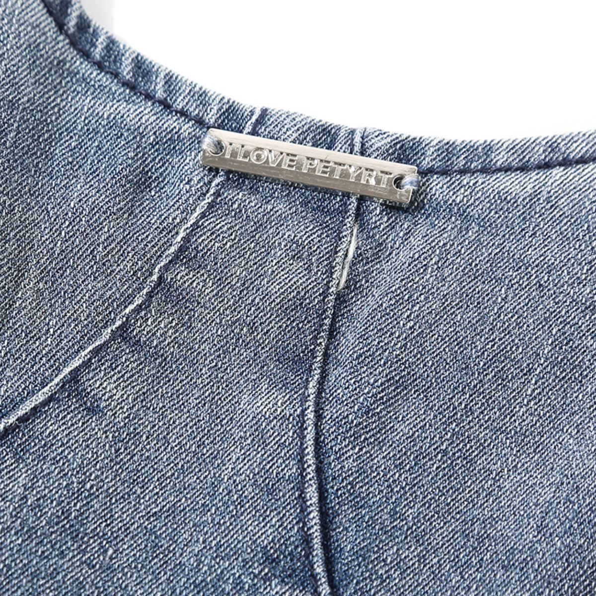 Falda vaquera con bordado de perlas y lavado vintage