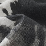 Bermudas de mezclilla desgastada con estampado de salpicaduras