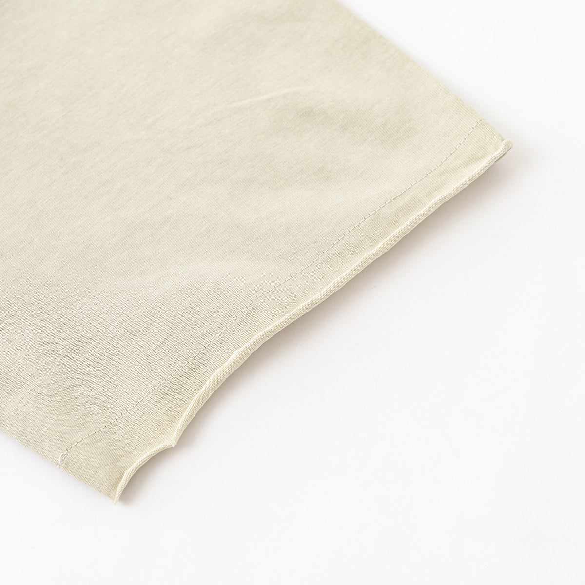 Camiseta lavada con borde reverso sin rematar de 8 oz