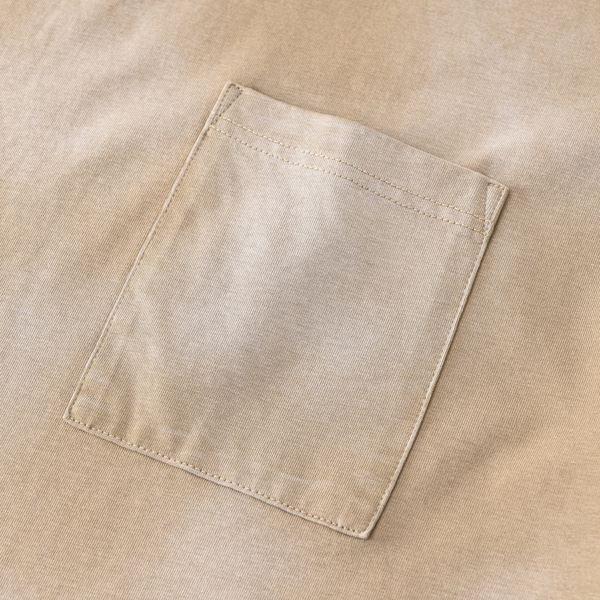 Camiseta con bolsillo desgastado y lavado ácido de 8.5 oz