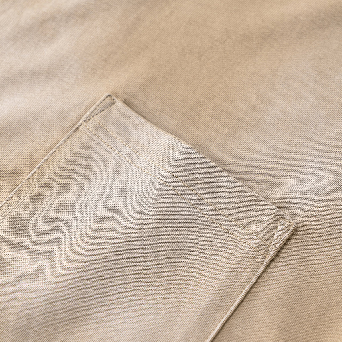 Camiseta con bolsillo desgastado y lavado ácido de 8.5 oz