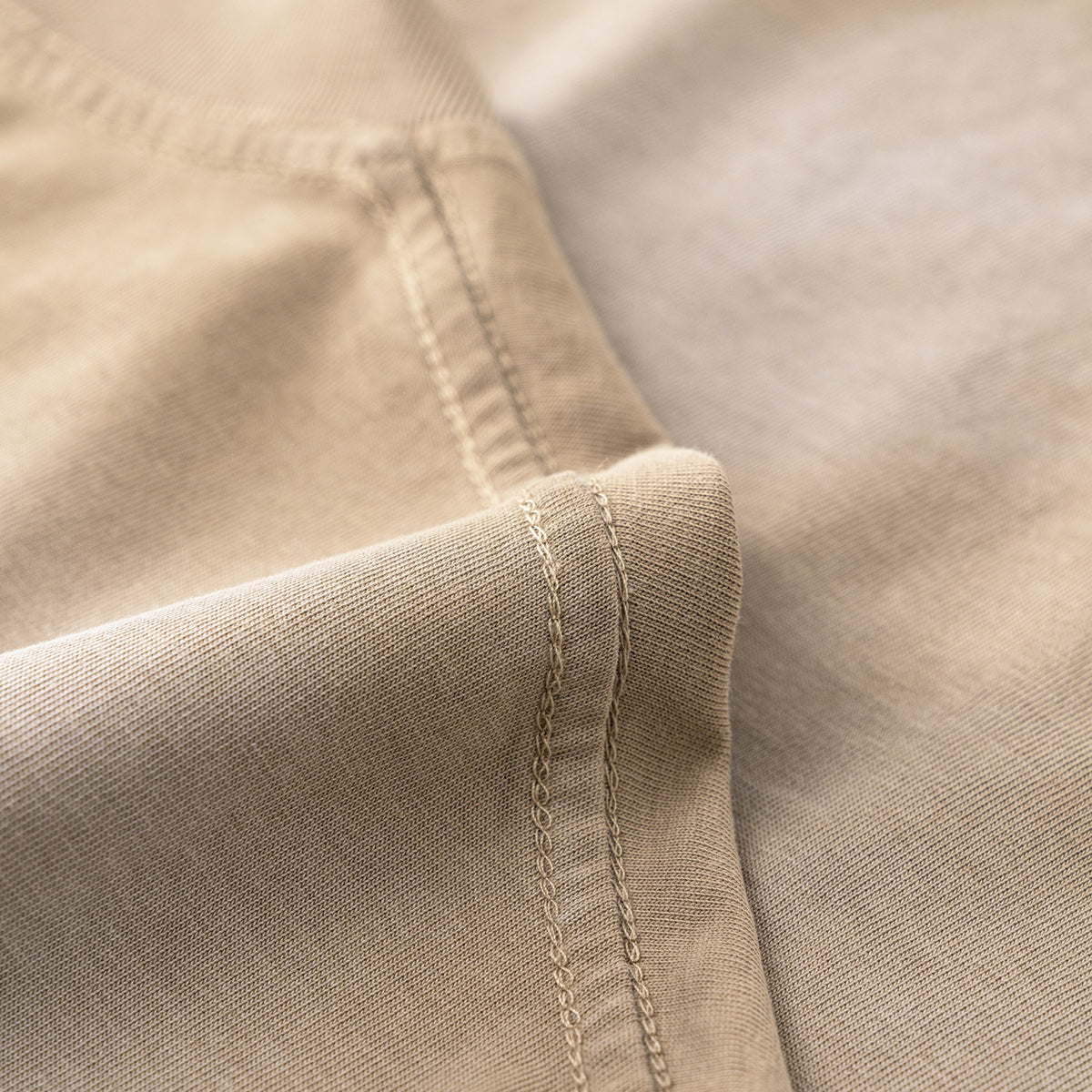 Camiseta con bolsillo desgastado y lavado ácido de 8.5 oz