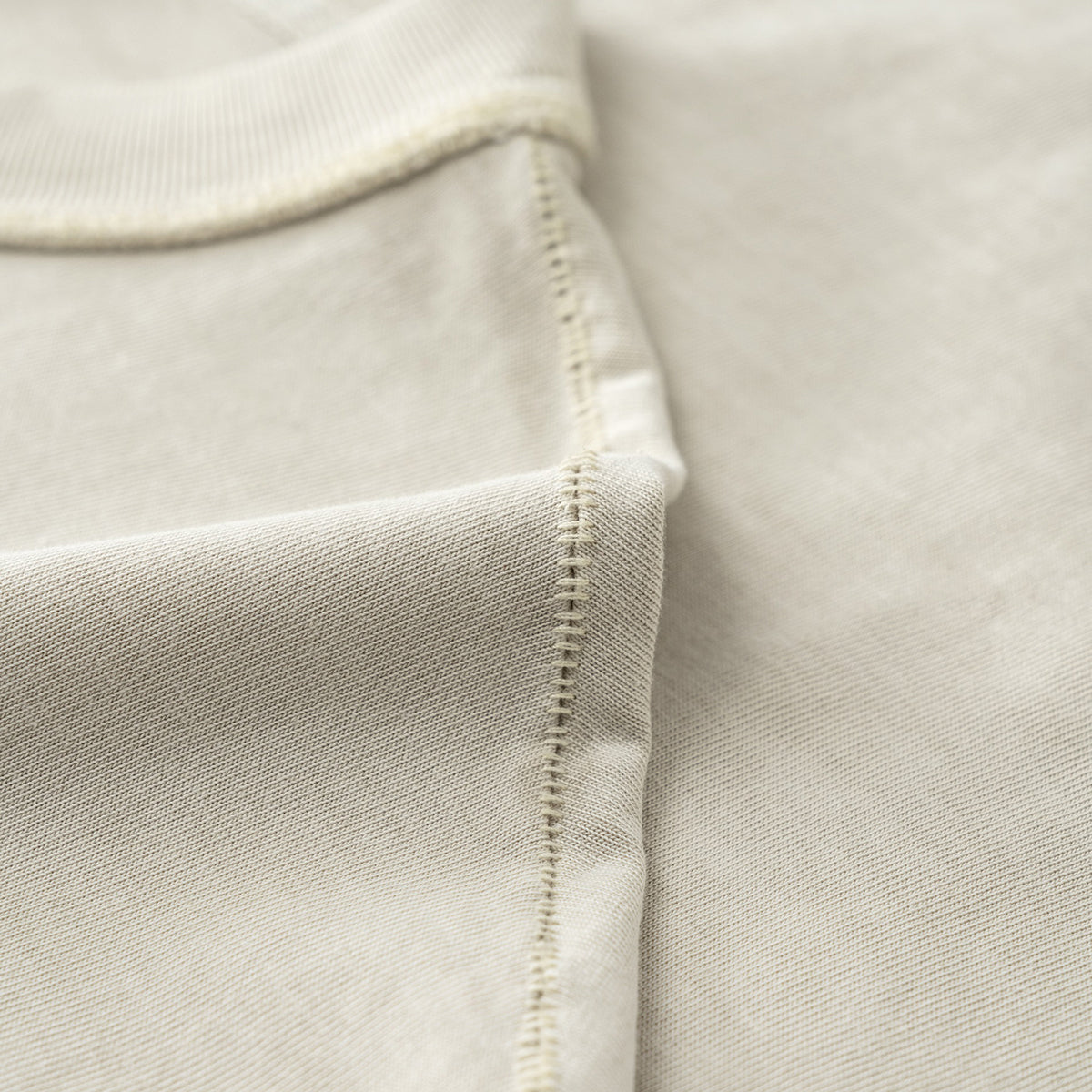 Camiseta sin mangas con borde reverso sin rematar de 8 oz