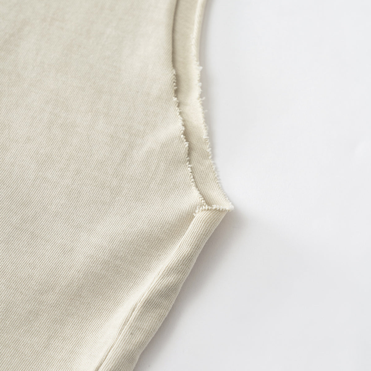 Camiseta sin mangas con borde reverso sin rematar de 8 oz