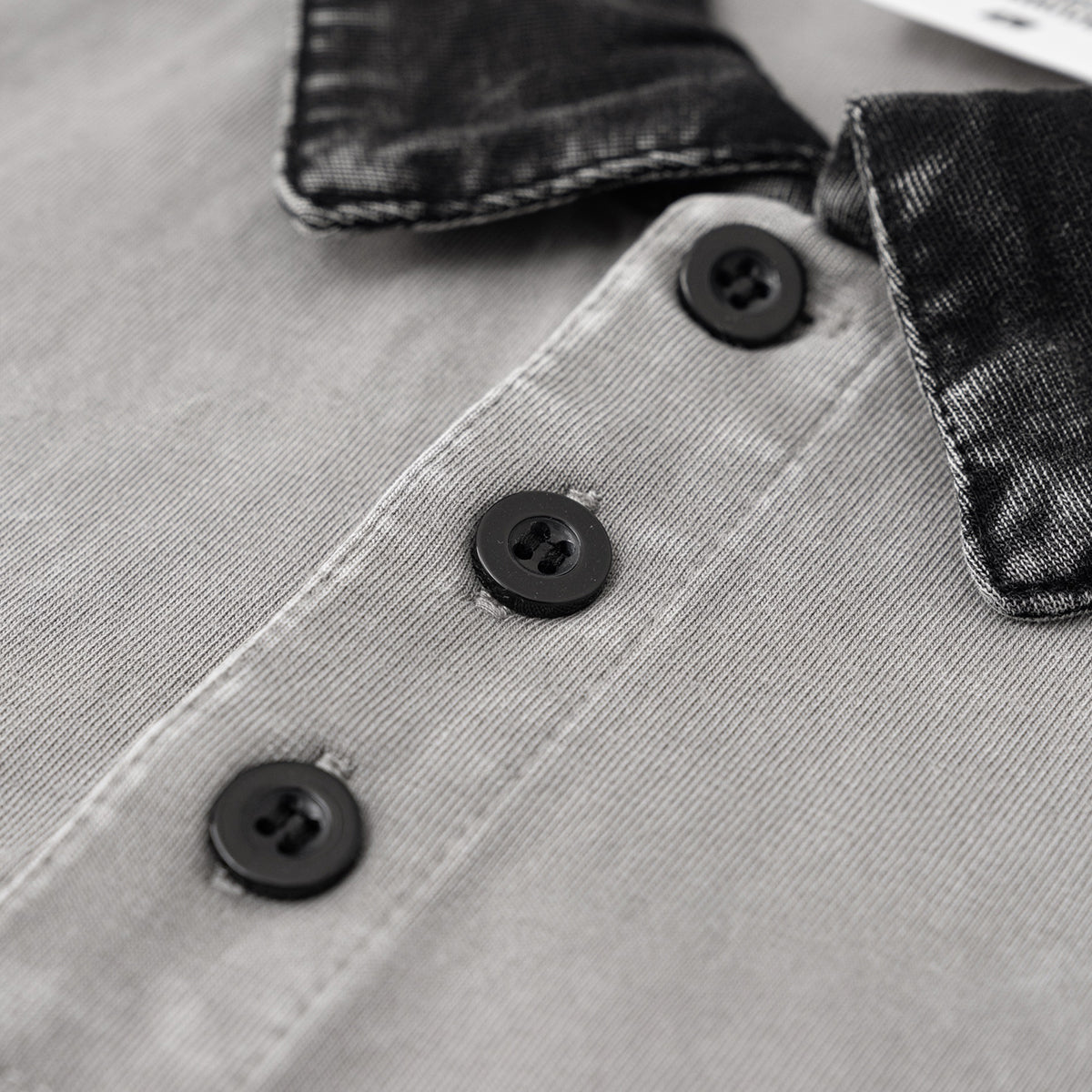 Polo lavado de color en contraste de 8.5 oz