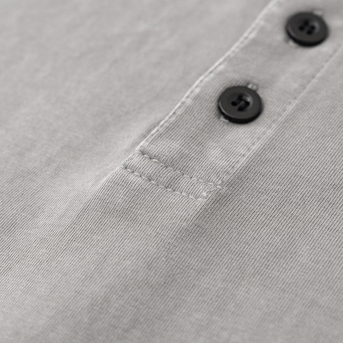 Polo lavado de color en contraste de 8.5 oz