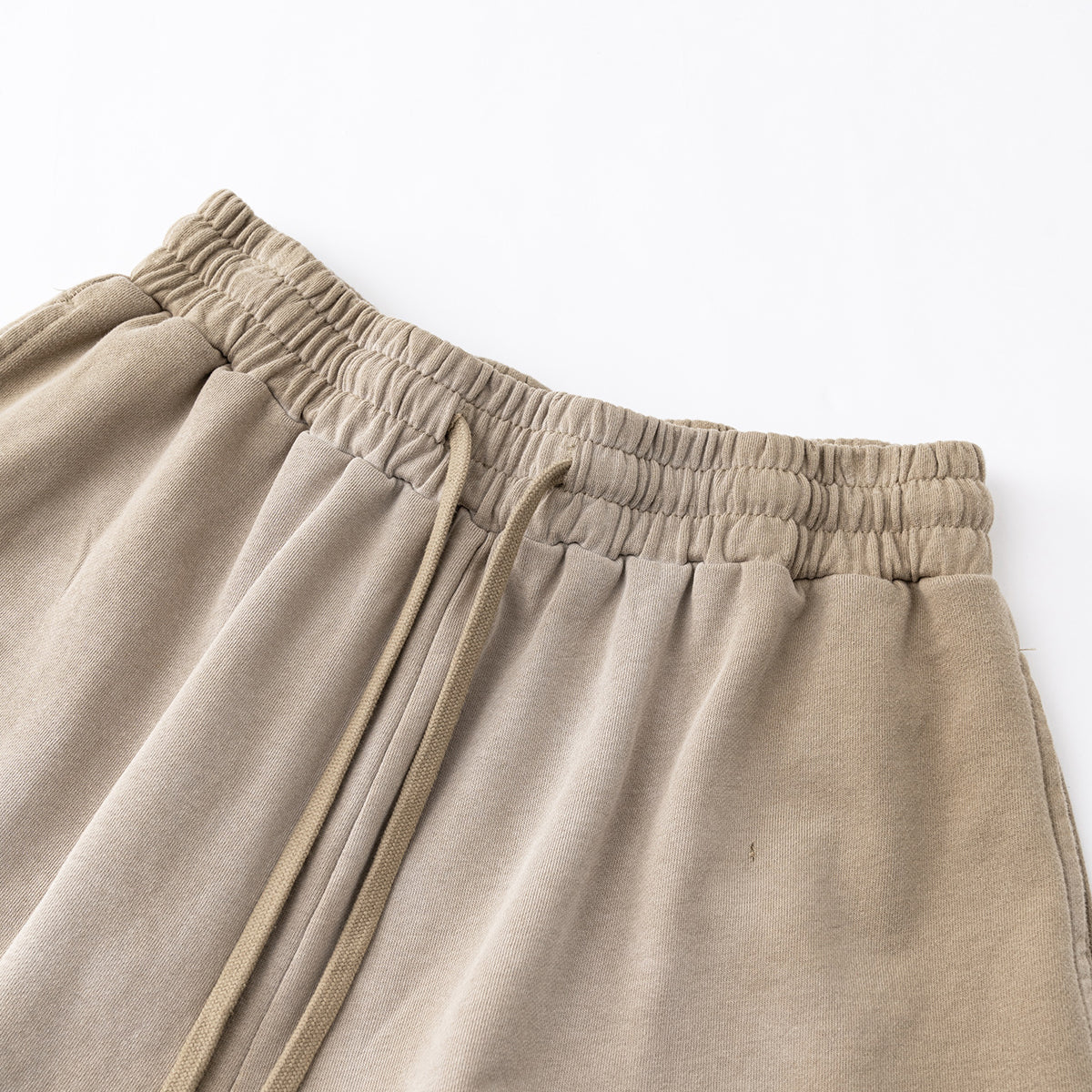 Pantalones cortos desgastados y descoloridos