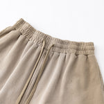 Pantalones cortos desgastados y descoloridos