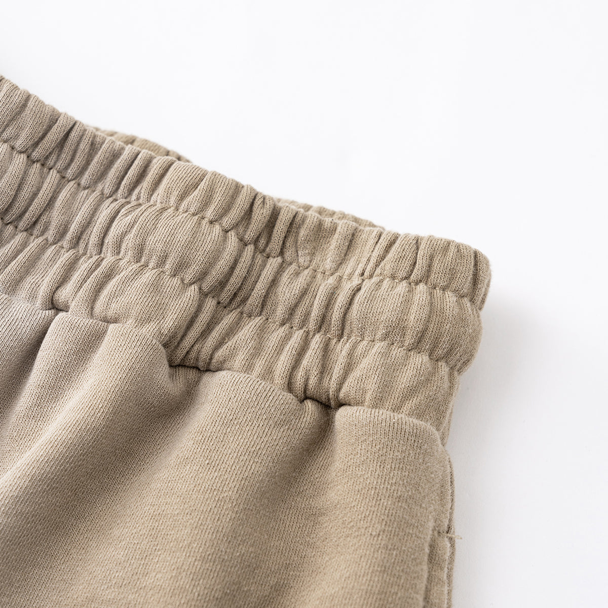 Pantalones cortos desgastados y descoloridos