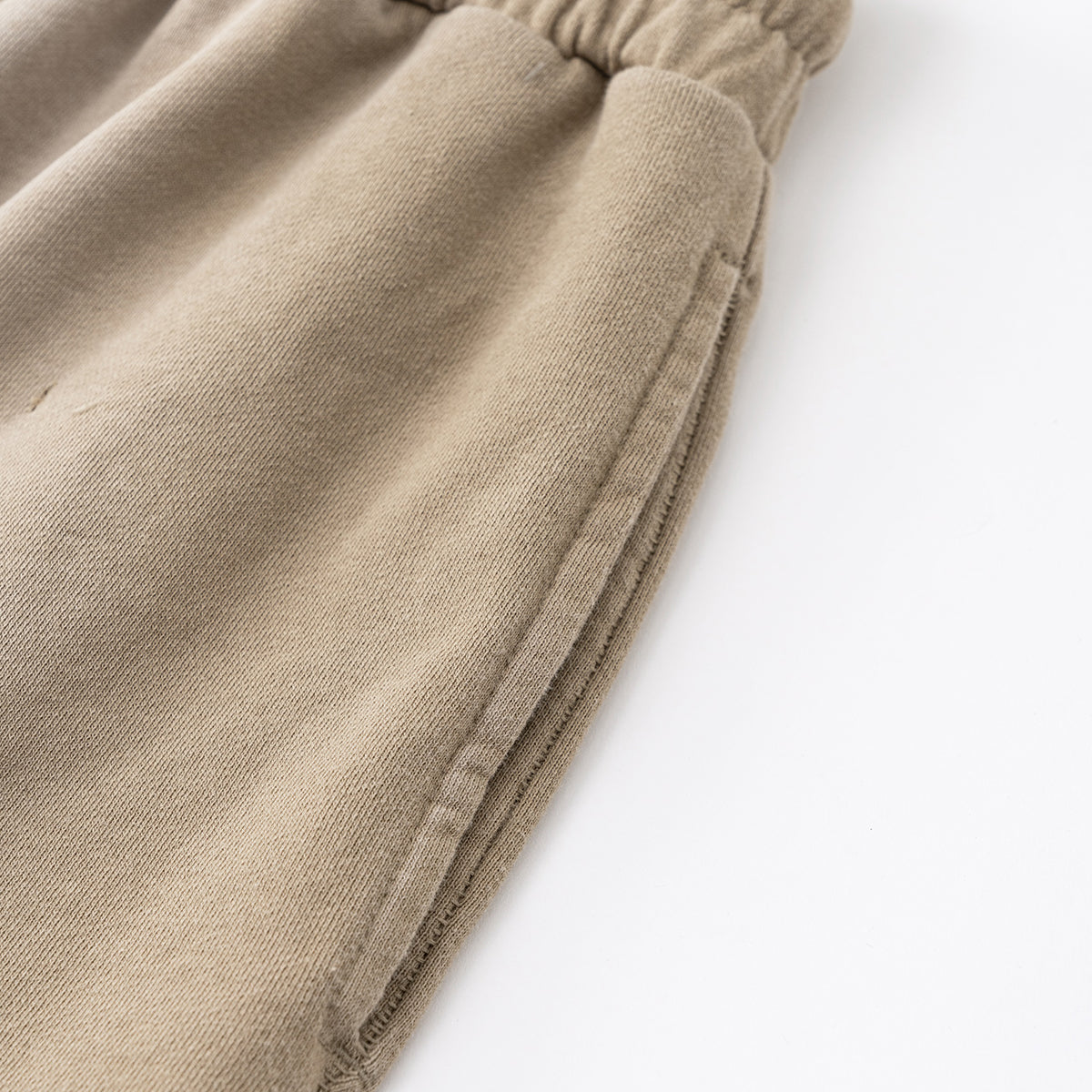 Pantalones cortos desgastados y descoloridos