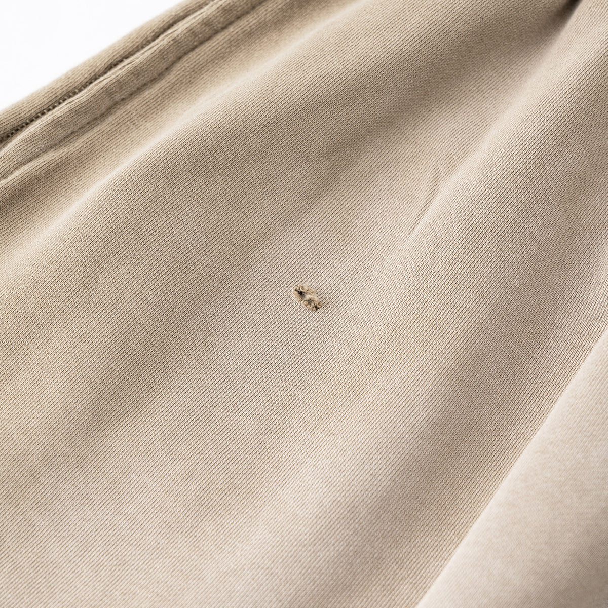 Pantalones cortos desgastados y descoloridos