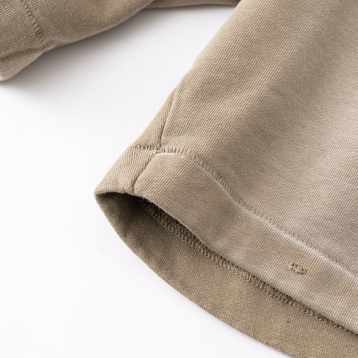 Pantalones cortos desgastados y descoloridos