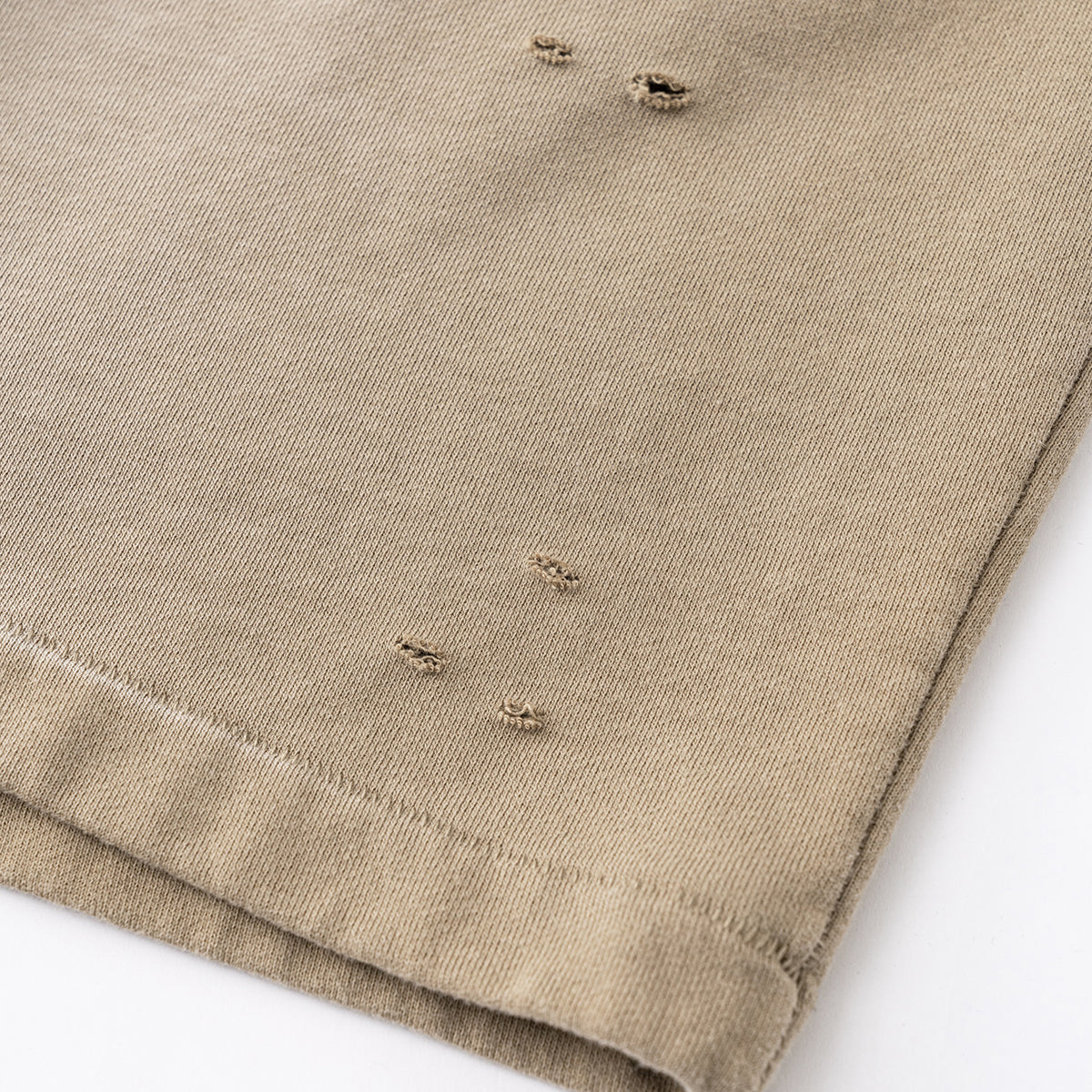 Pantalones cortos desgastados y descoloridos