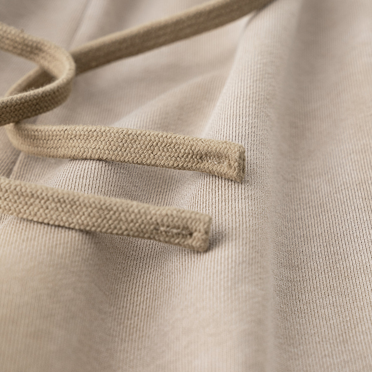 Pantalones cortos desgastados y descoloridos