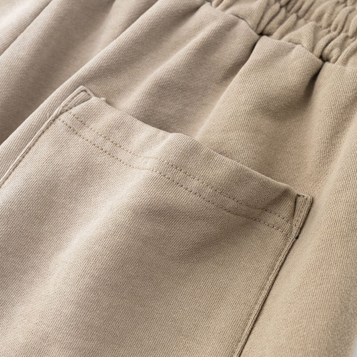 Pantalones cortos desgastados y descoloridos