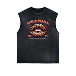 Camiseta sin mangas con gráfico de labios rojos y bordes deshilachados