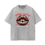 Camiseta con estampado de labios rojos lavados a la piedra