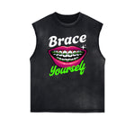 Camiseta sin mangas con gráfico de labios rojos y bordes deshilachados