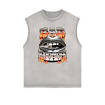 Camiseta sin mangas desgastada con estampado de labios rojos