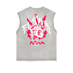 Camiseta sin mangas con grafiti de arte callejero y dobladillo deshilachado