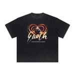 Camiseta con tipografía en negrita y desvanecimiento intenso