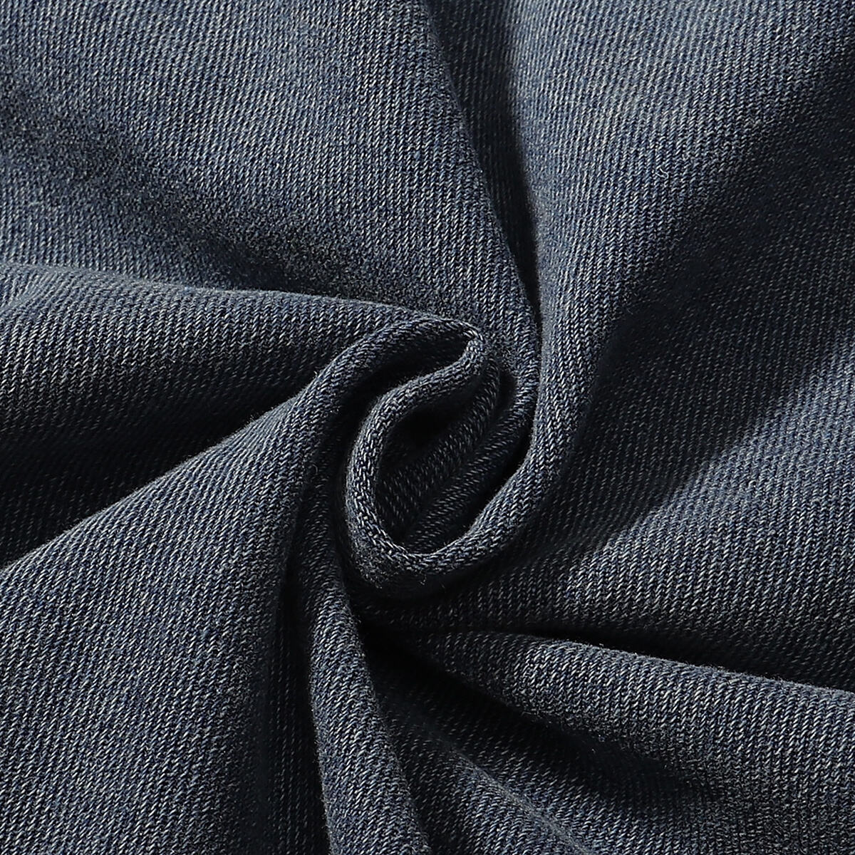 Shorts vaqueros con mariposas bordadas y adornados con perlas