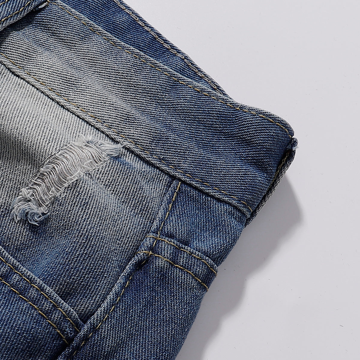 Bermudas vaqueras rasgadas con parches de camuflaje