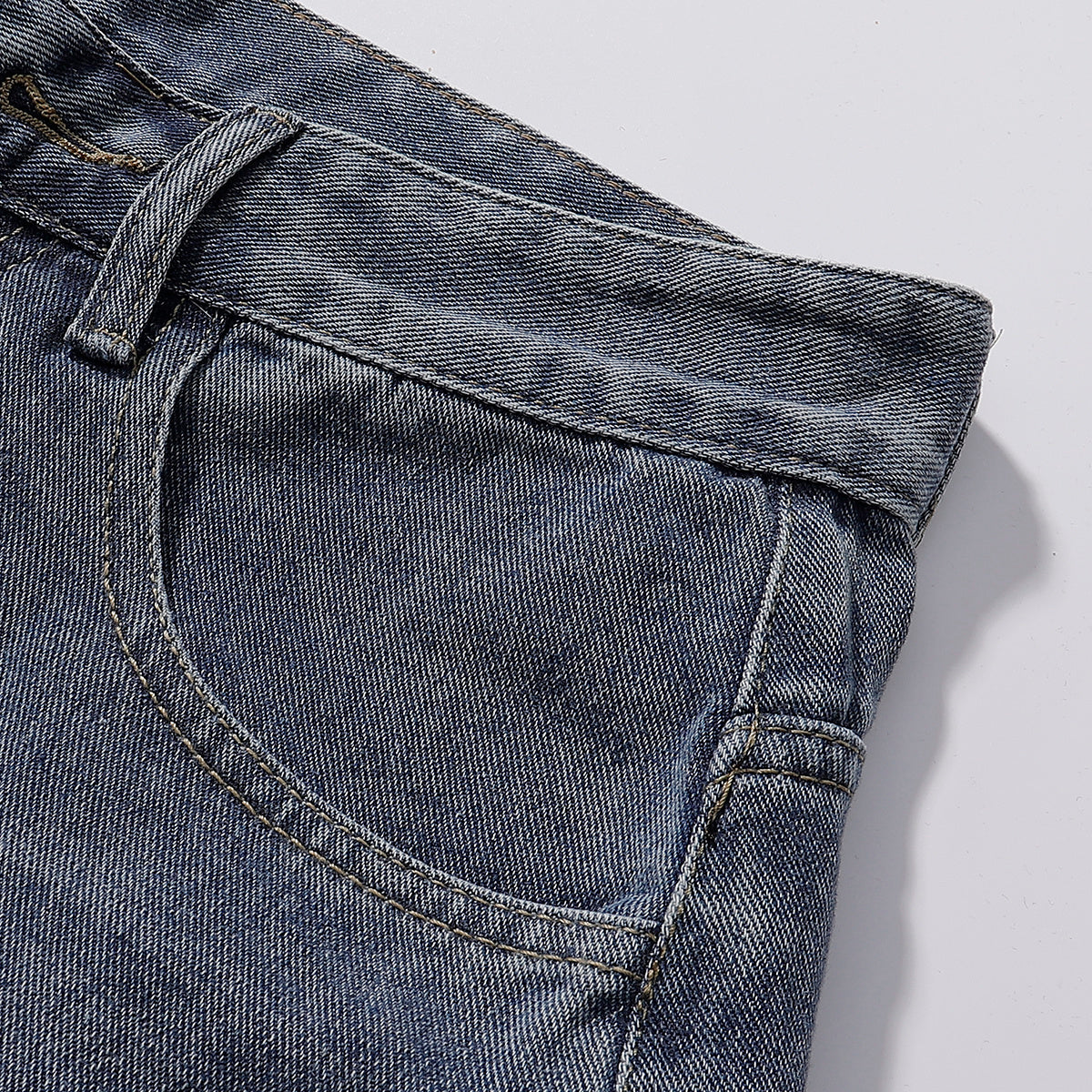 Bermudas vaqueras rasgadas con parches de camuflaje