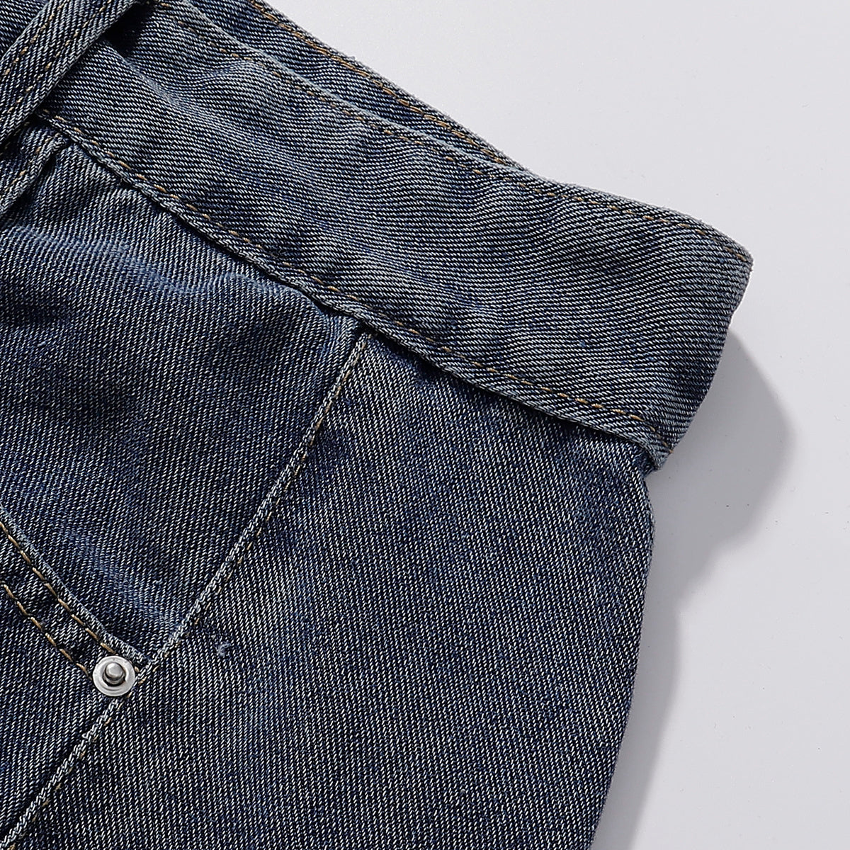 Bermudas vaqueras rasgadas con parches de camuflaje