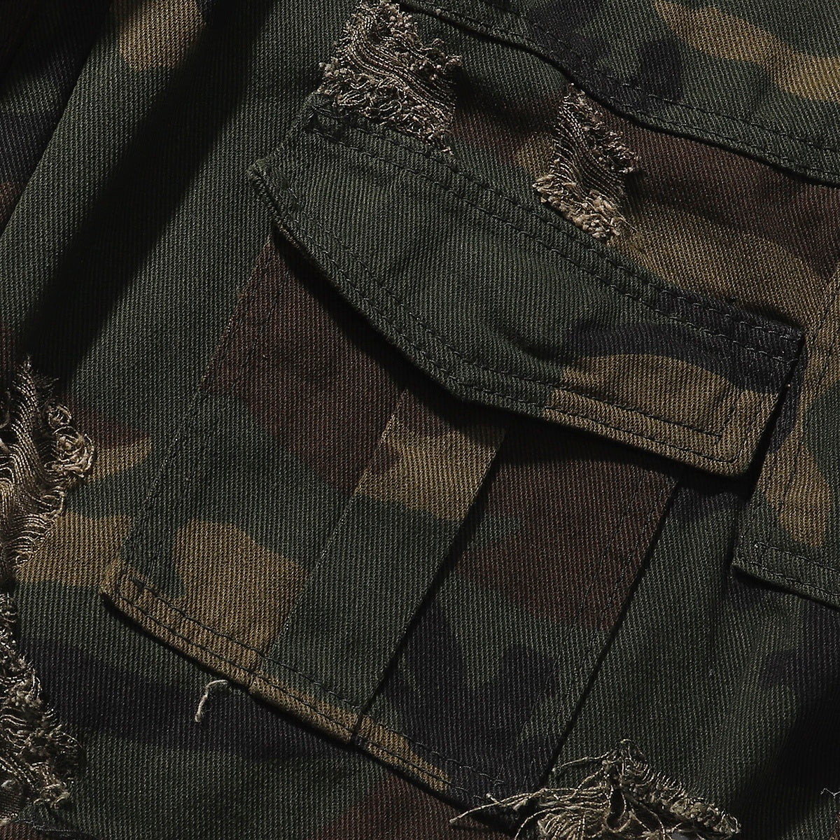 Bermudas vaqueras rasgadas con parches de camuflaje