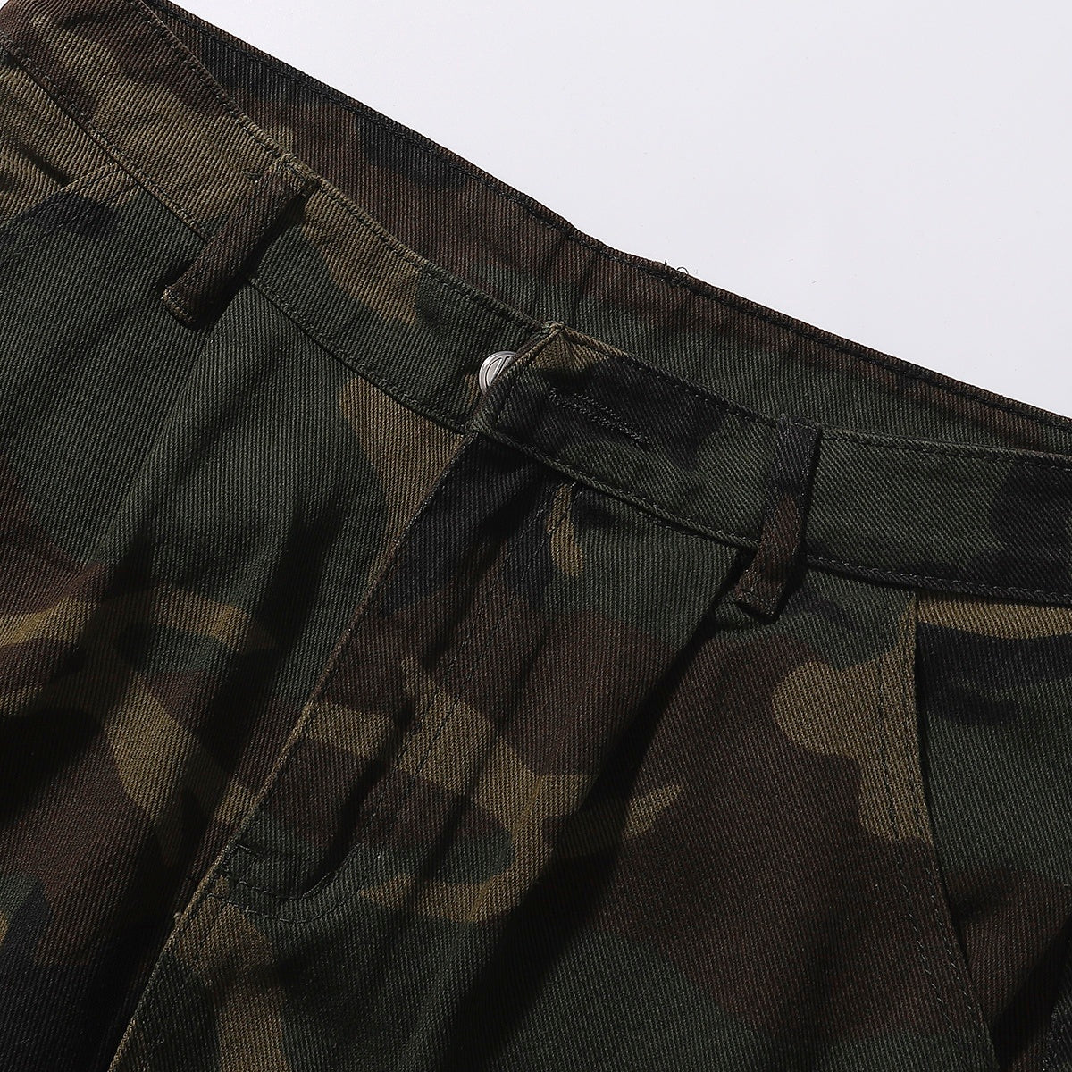 Bermudas vaqueras rasgadas con parches de camuflaje