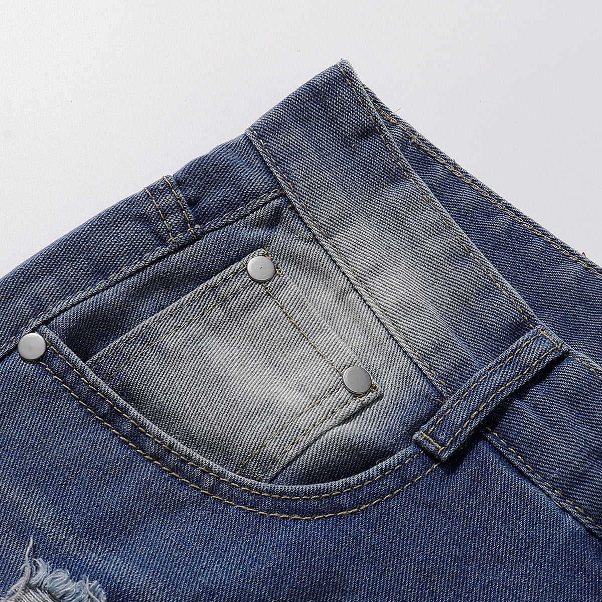 Bermudas vaqueras rasgadas con parches de camuflaje