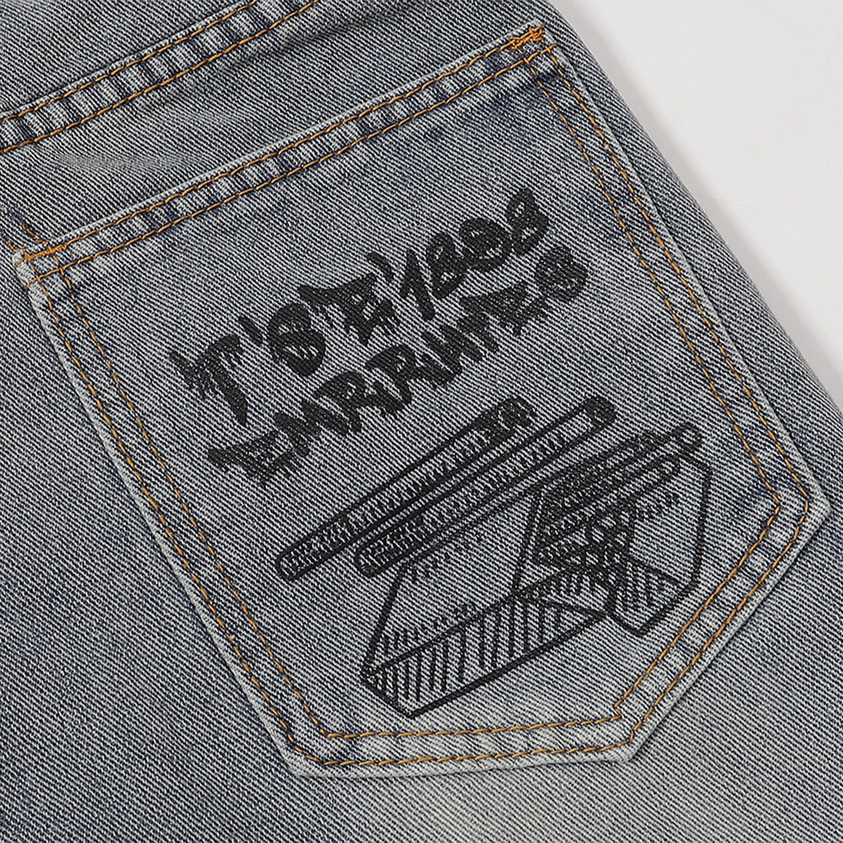 Bermudas vaqueras rasgadas con parches de camuflaje