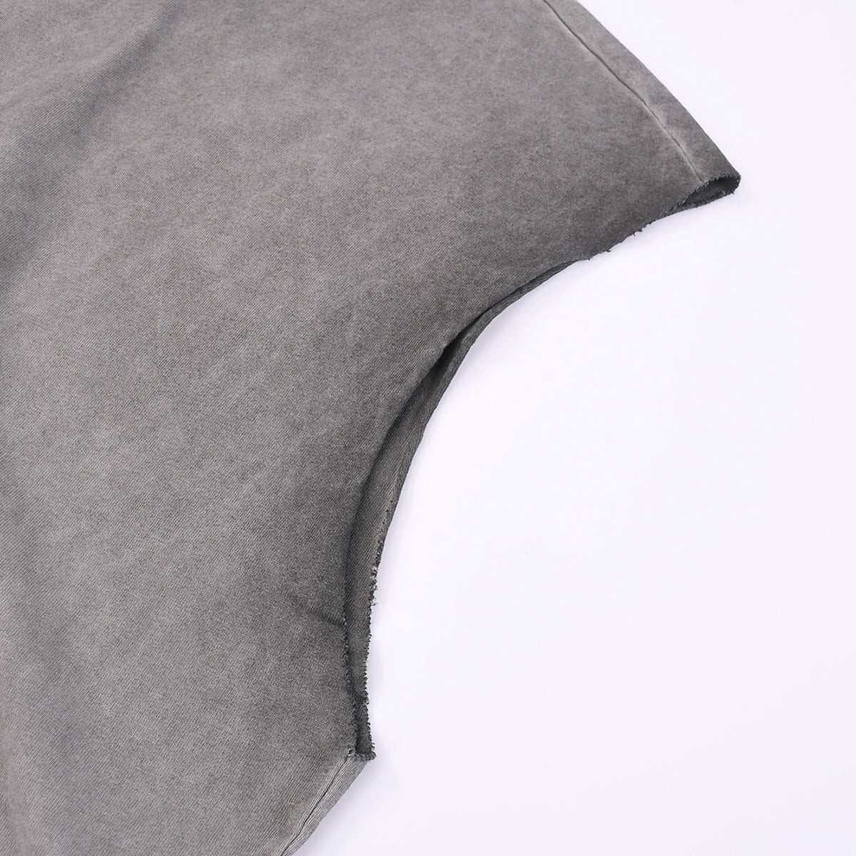 Camiseta sin mangas con borde sin rematar y costura trasera de 7.5 oz