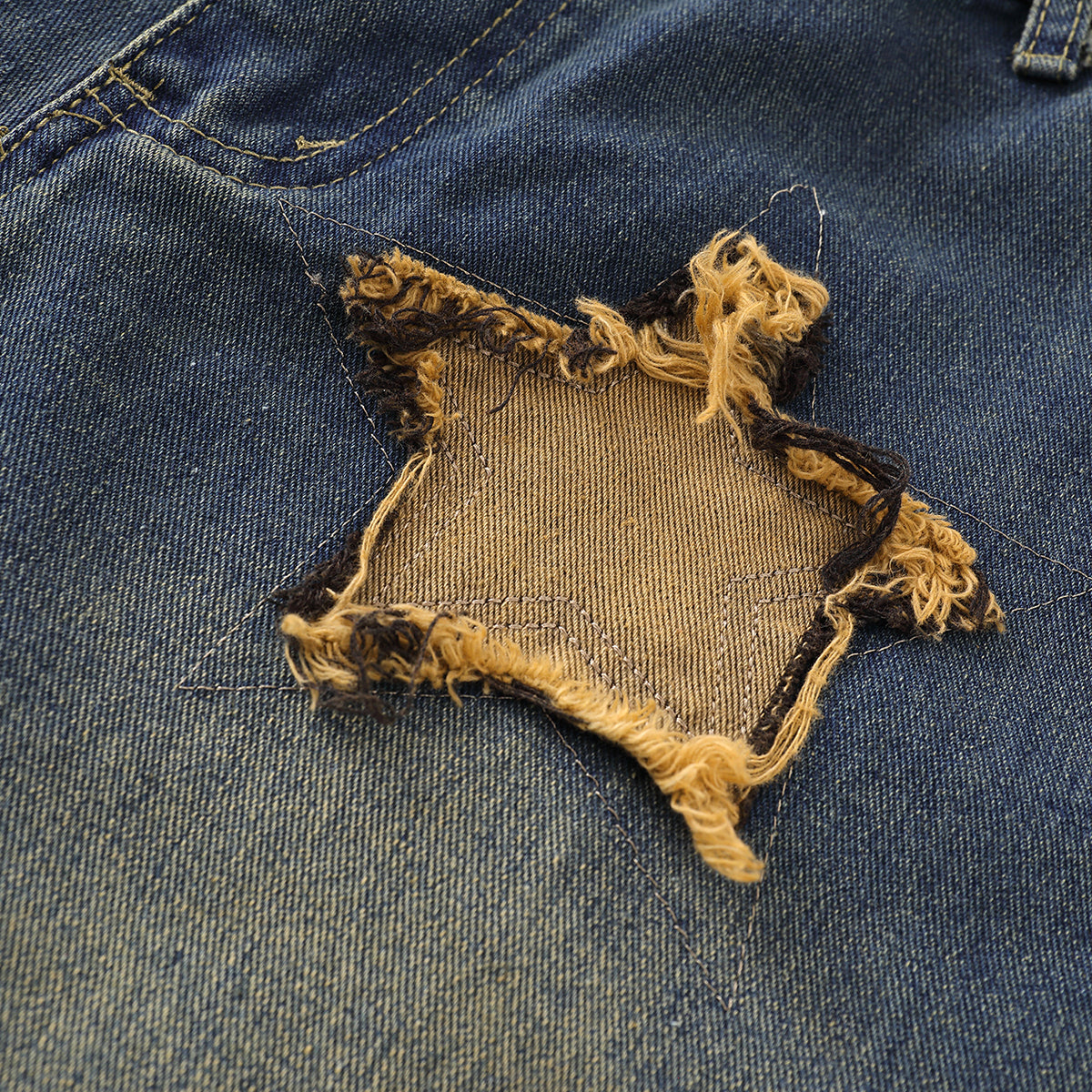 Bermudas con apliques de estrellas y bordes sin rematar en contraste