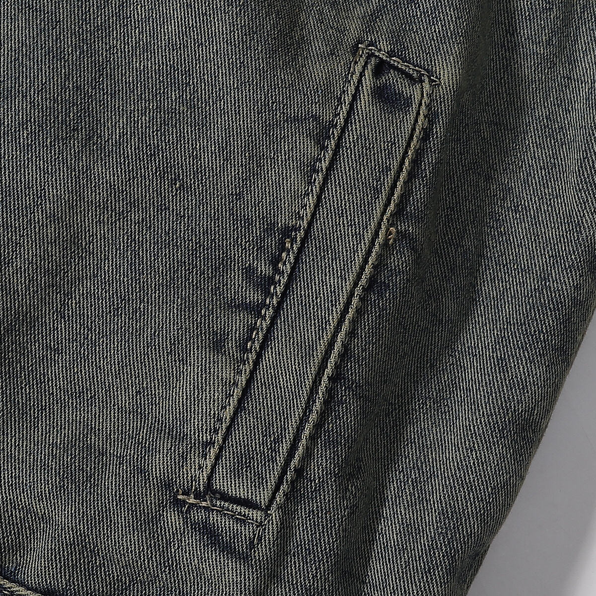 Shorts vaqueros con mariposas bordadas y adornados con perlas