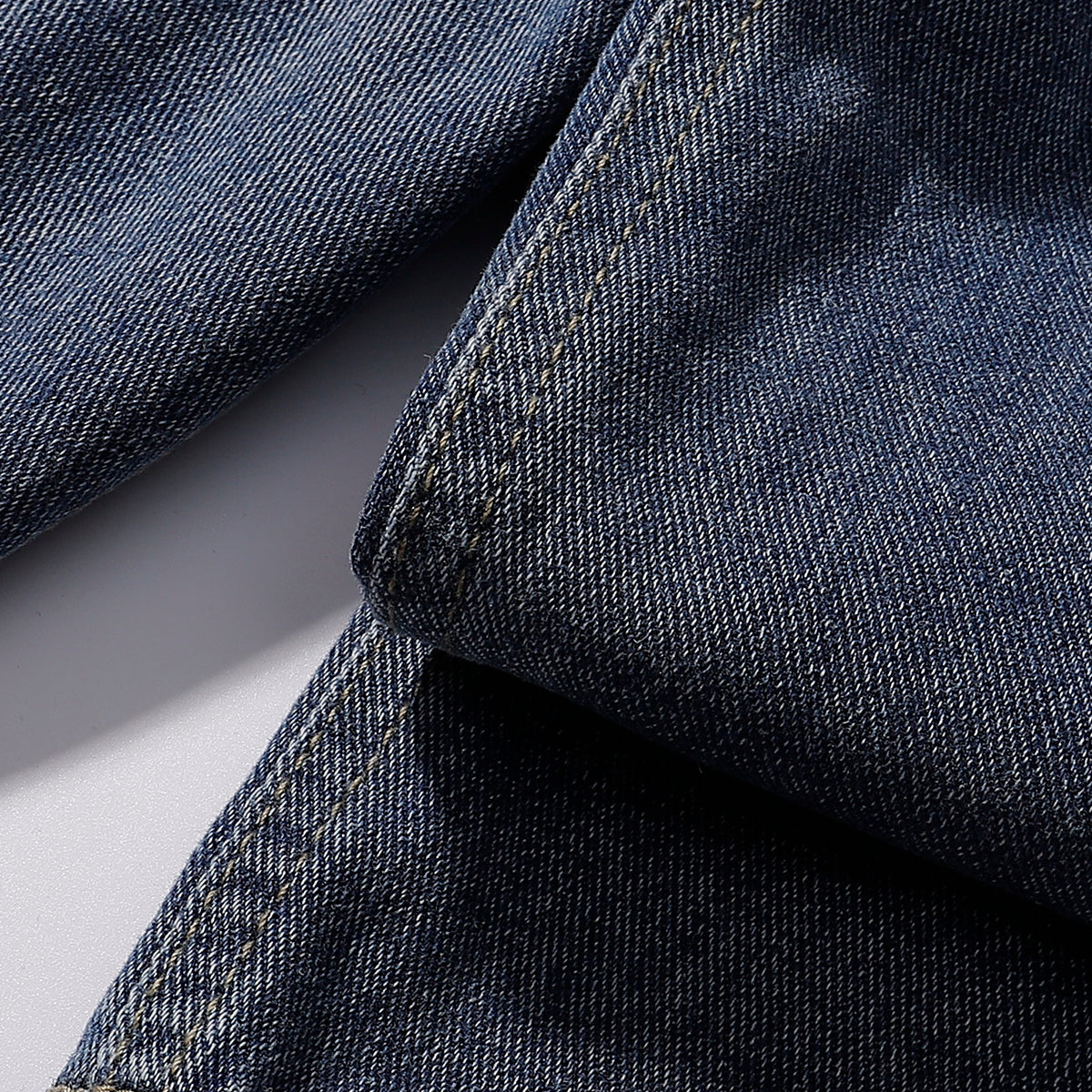 Bermudas vaqueras rasgadas con parches de camuflaje