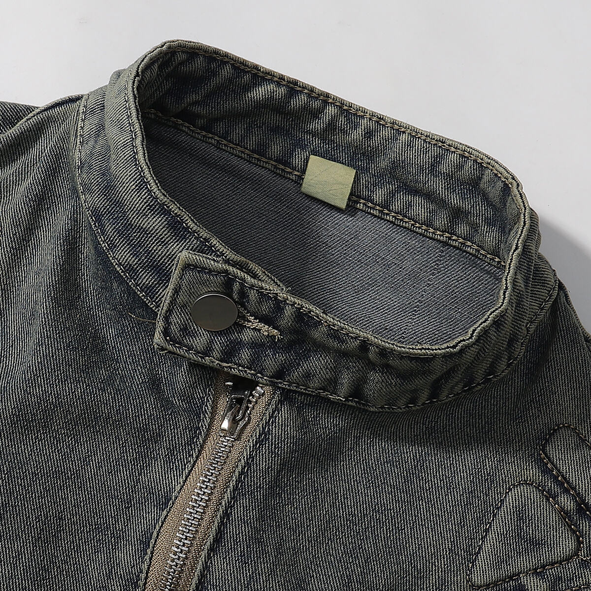 Shorts vaqueros con mariposas bordadas y adornados con perlas