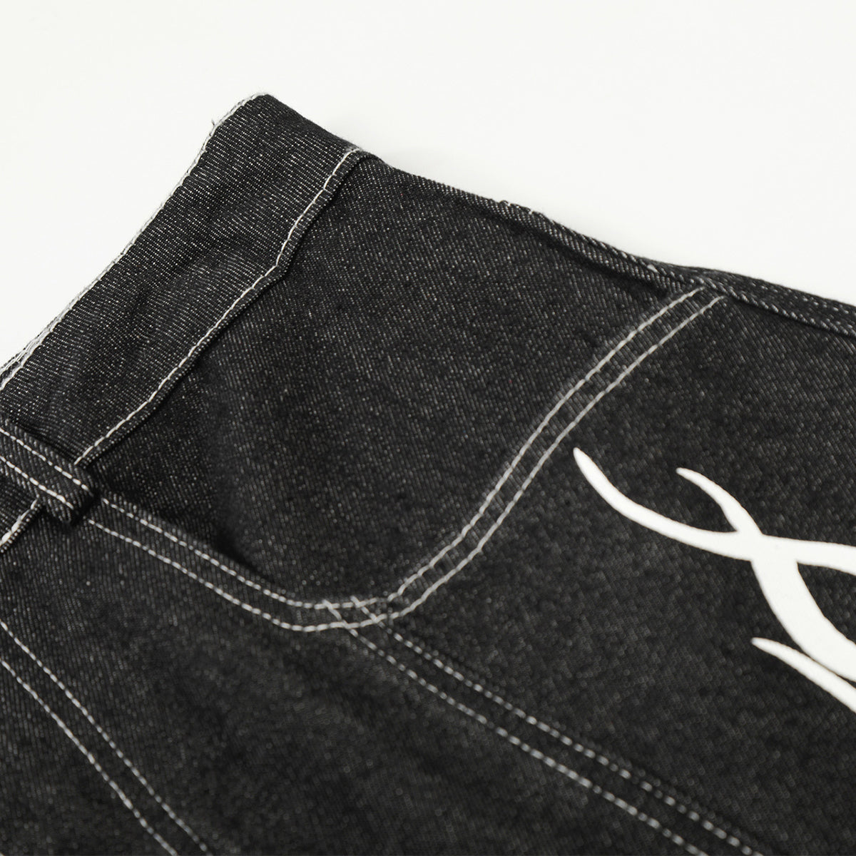Bermudas vaqueras rasgadas con parches de camuflaje