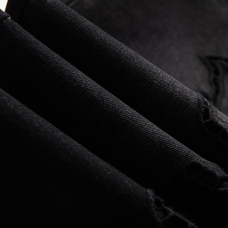 Vaqueros de cintura alta con aberturas y cuentas de perlas